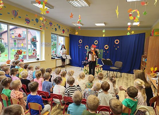 Grafika 15: 29.10.2024 Bajka muzyczna pt. "Kwiatki z kwiateczkowa"