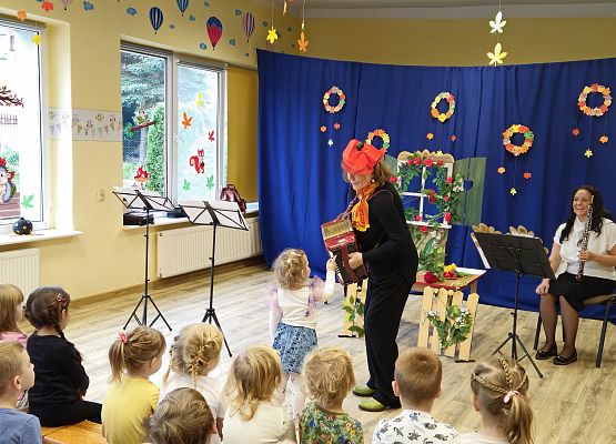 Grafika 16: 29.10.2024 Bajka muzyczna pt. "Kwiatki z kwiateczkowa"