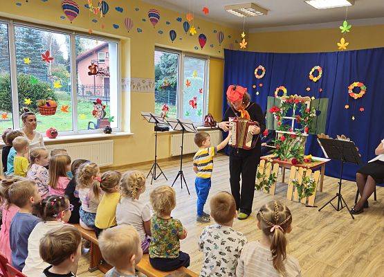 Grafika 19: 29.10.2024 Bajka muzyczna pt. "Kwiatki z kwiateczkowa"
