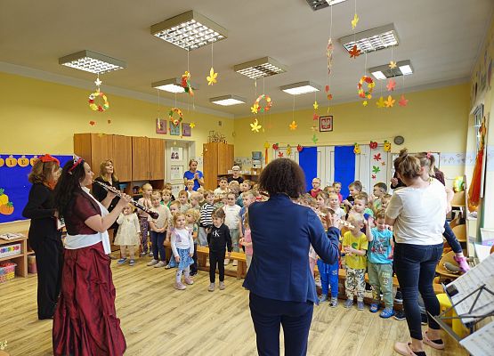 Grafika 33: 29.10.2024 Bajka muzyczna pt. "Kwiatki z kwiateczkowa"