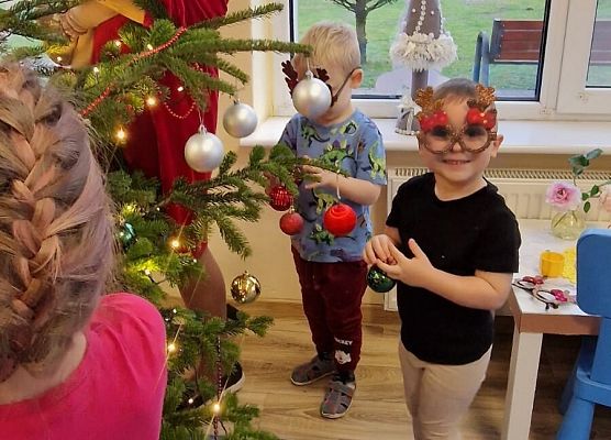 Grafika 11: 03.12.2024 Wspólne ubieranie choinki