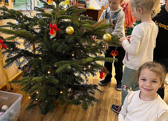 Grafika 41: 03.12.2024 Wspólne ubieranie choinki