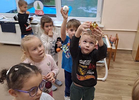 Grafika 44: 03.12.2024 Wspólne ubieranie choinki