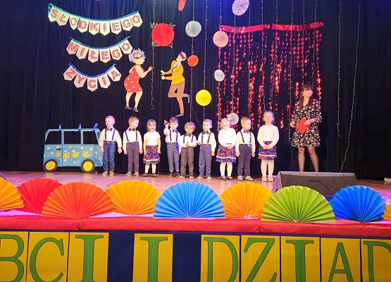 Grafika 8: 21.01.2025 Dzień Babci i Dziadka