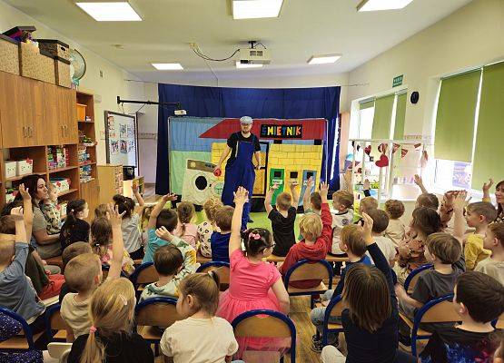 Grafika 4: 29.01.2025 Przedstawienie teatralne pt. "Wiara w siebie może wszystko, czyli skarbów wysypisko"
