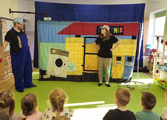 Grafika 12: 29.01.2025 Przedstawienie teatralne pt. "Wiara w siebie może wszystko, czyli skarbów wysypisko"