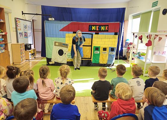 Grafika 15: 29.01.2025 Przedstawienie teatralne pt. "Wiara w siebie może wszystko, czyli skarbów wysypisko"