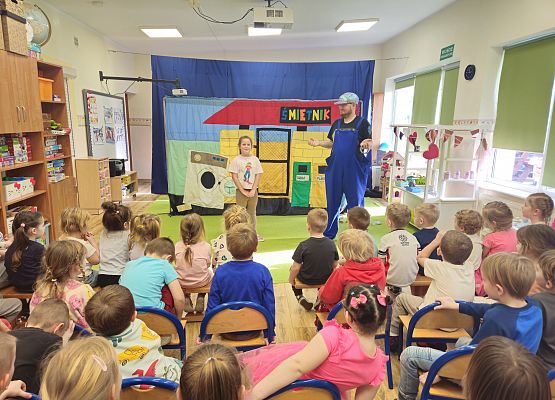 Grafika 30: 29.01.2025 Przedstawienie teatralne pt. "Wiara w siebie może wszystko, czyli skarbów wysypisko"