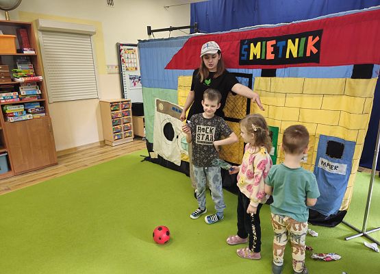 Grafika 37: 29.01.2025 Przedstawienie teatralne pt. "Wiara w siebie może wszystko, czyli skarbów wysypisko"