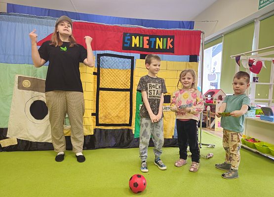 Grafika 41: 29.01.2025 Przedstawienie teatralne pt. "Wiara w siebie może wszystko, czyli skarbów wysypisko"