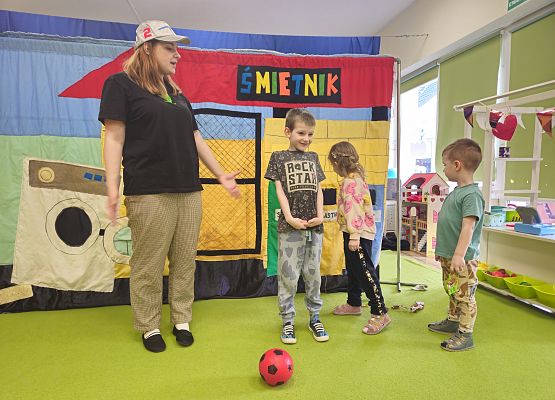 Grafika 42: 29.01.2025 Przedstawienie teatralne pt. "Wiara w siebie może wszystko, czyli skarbów wysypisko"
