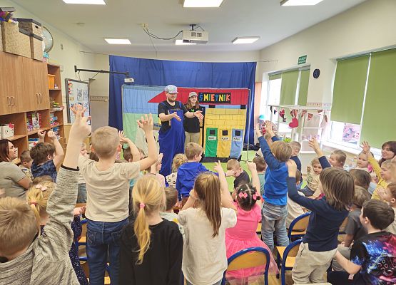 Grafika 46: 29.01.2025 Przedstawienie teatralne pt. "Wiara w siebie może wszystko, czyli skarbów wysypisko"