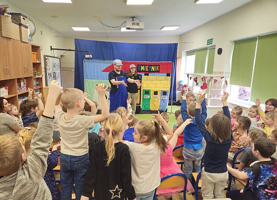 Grafika 47: 29.01.2025 Przedstawienie teatralne pt. "Wiara w siebie może wszystko, czyli skarbów wysypisko"