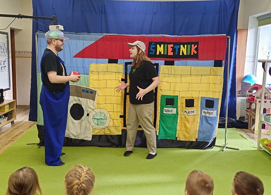 Grafika 49: 29.01.2025 Przedstawienie teatralne pt. "Wiara w siebie może wszystko, czyli skarbów wysypisko"