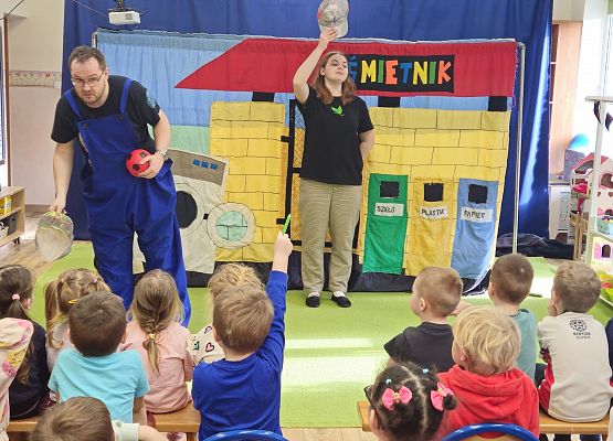 Grafika 51: 29.01.2025 Przedstawienie teatralne pt. "Wiara w siebie może wszystko, czyli skarbów wysypisko"