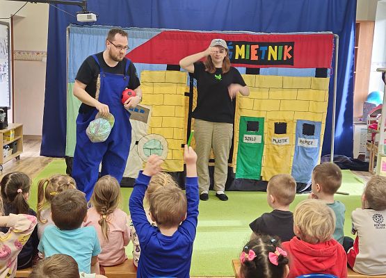 Grafika 52: 29.01.2025 Przedstawienie teatralne pt. "Wiara w siebie może wszystko, czyli skarbów wysypisko"