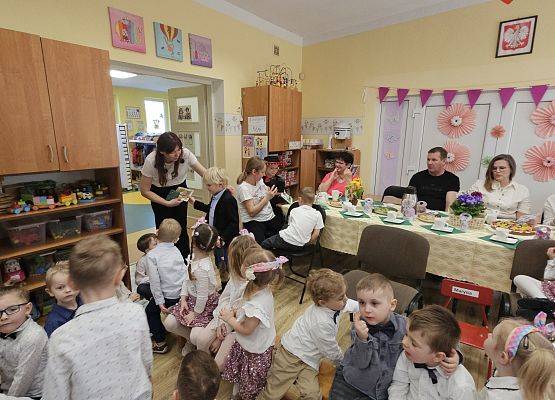 Grafika 96: 07.03.2025 Dzień Kobiet w naszym przedszkolu