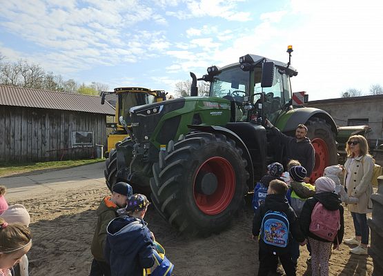 Grafika 12: 15.04.2025 Wycieczka do Gospodarstwa Rolnego Państwa Augustyn