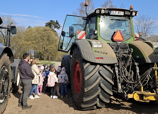 Grafika 16: 15.04.2025 Wycieczka do Gospodarstwa Rolnego Państwa Augustyn