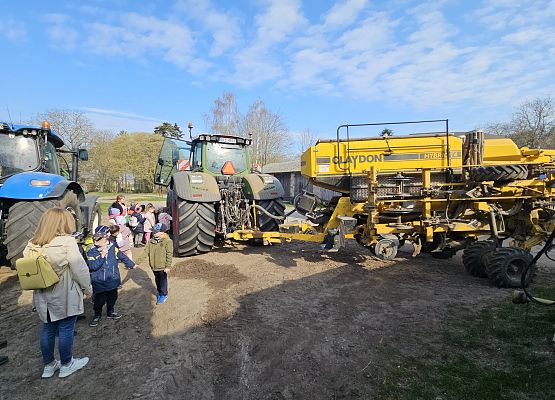 Grafika 19: 15.04.2025 Wycieczka do Gospodarstwa Rolnego Państwa Augustyn