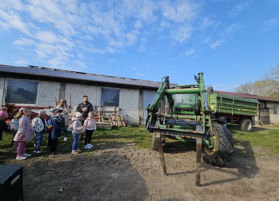 Grafika 25: 15.04.2025 Wycieczka do Gospodarstwa Rolnego Państwa Augustyn
