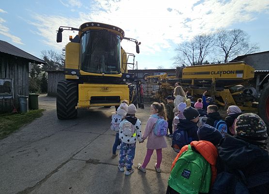 Grafika 28: 15.04.2025 Wycieczka do Gospodarstwa Rolnego Państwa Augustyn