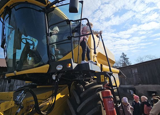 Grafika 45: 15.04.2025 Wycieczka do Gospodarstwa Rolnego Państwa Augustyn