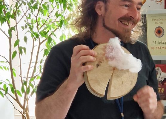 Grafika 32: 09.05.2025 Wizyta w Bibliotece Publicznej Gminy Wicko