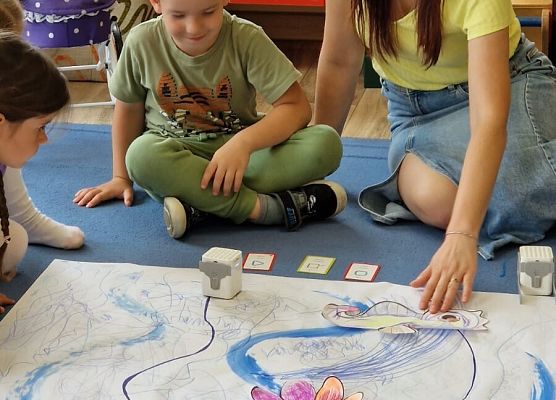 Grafika 11: "Morskie opowieści" - kodowanie na dywanie w gr I