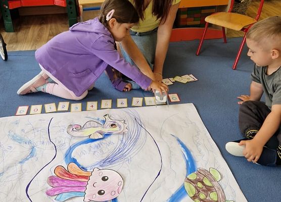 Grafika 12: "Morskie opowieści" - kodowanie na dywanie w gr I