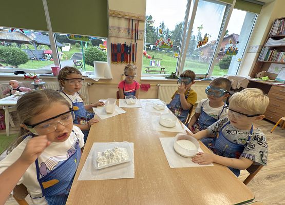 Grafika 43: 05.08.2025 Wakacyjny Klub Małego Odkrywcy – Zabawy badawcze – Tworzenie slimów