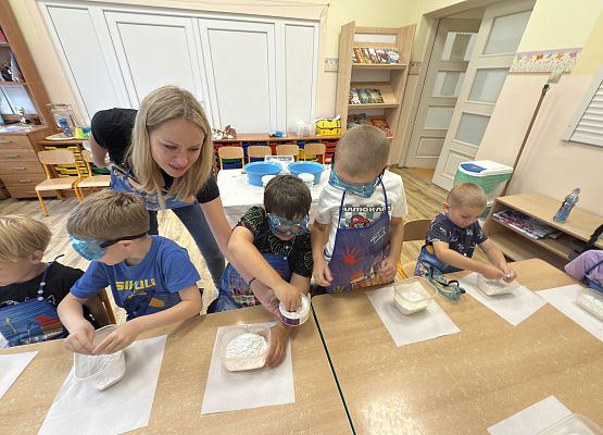 Grafika 46: 05.08.2025 Wakacyjny Klub Małego Odkrywcy – Zabawy badawcze – Tworzenie slimów