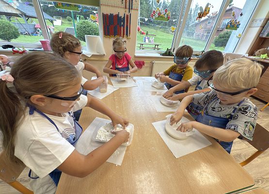 Grafika 50: 05.08.2025 Wakacyjny Klub Małego Odkrywcy – Zabawy badawcze – Tworzenie slimów