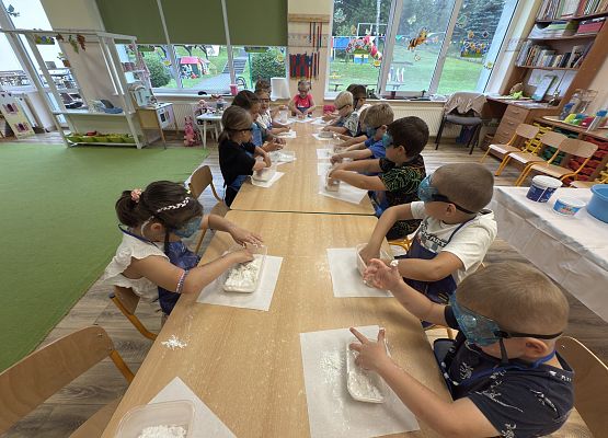 Grafika 53: 05.08.2025 Wakacyjny Klub Małego Odkrywcy – Zabawy badawcze – Tworzenie slimów