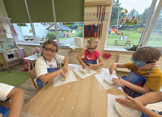 Grafika 55: 05.08.2025 Wakacyjny Klub Małego Odkrywcy – Zabawy badawcze – Tworzenie slimów