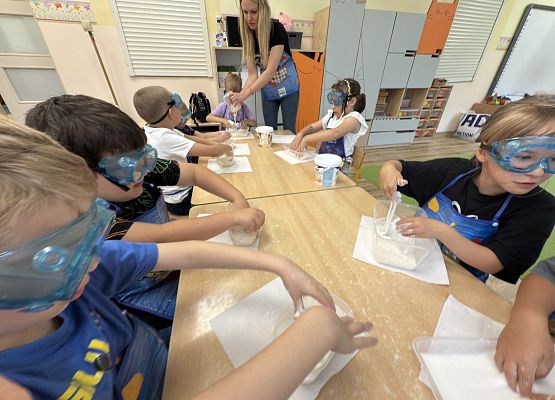 Grafika 56: 05.08.2025 Wakacyjny Klub Małego Odkrywcy – Zabawy badawcze – Tworzenie slimów