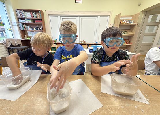 Grafika 58: 05.08.2025 Wakacyjny Klub Małego Odkrywcy – Zabawy badawcze – Tworzenie slimów