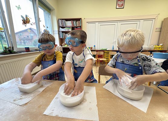 Grafika 59: 05.08.2025 Wakacyjny Klub Małego Odkrywcy – Zabawy badawcze – Tworzenie slimów