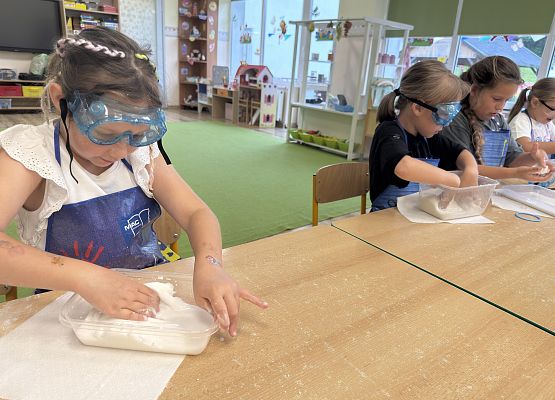Grafika 60: 05.08.2025 Wakacyjny Klub Małego Odkrywcy – Zabawy badawcze – Tworzenie slimów