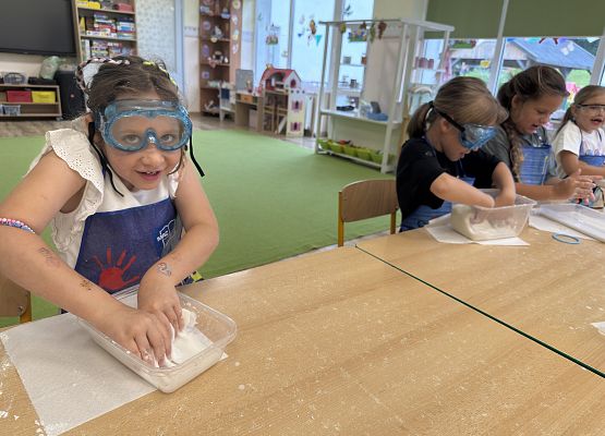 Grafika 61: 05.08.2025 Wakacyjny Klub Małego Odkrywcy – Zabawy badawcze – Tworzenie slimów
