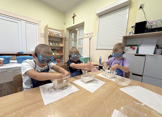 Grafika 62: 05.08.2025 Wakacyjny Klub Małego Odkrywcy – Zabawy badawcze – Tworzenie slimów