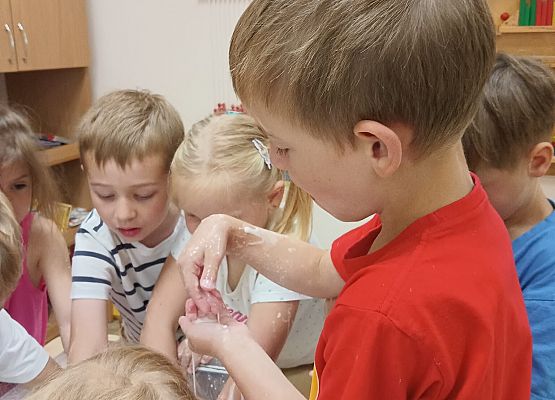 Grafika 2: 05.08.2025 Wakacyjny Klub Małego Odkrywcy – Zabawy badawcze – Tworzenie slimów