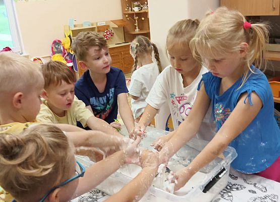 Grafika 1: 05.08.2025 Wakacyjny Klub Małego Odkrywcy – Zabawy badawcze – Tworzenie slimów