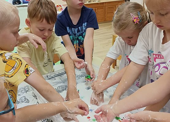 Grafika 3: 05.08.2025 Wakacyjny Klub Małego Odkrywcy – Zabawy badawcze – Tworzenie slimów