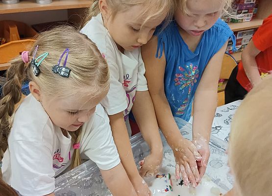 Grafika 10: 05.08.2025 Wakacyjny Klub Małego Odkrywcy – Zabawy badawcze – Tworzenie slimów