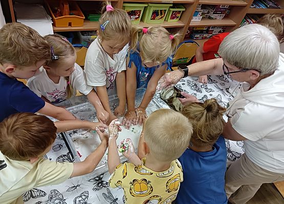 Grafika 6: 05.08.2025 Wakacyjny Klub Małego Odkrywcy – Zabawy badawcze – Tworzenie slimów