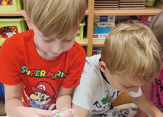 Grafika 8: 05.08.2025 Wakacyjny Klub Małego Odkrywcy – Zabawy badawcze – Tworzenie slimów