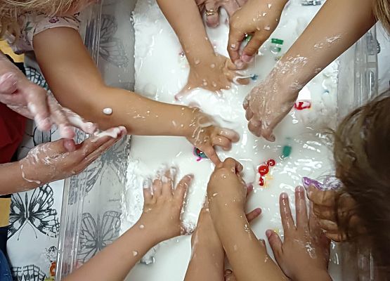 Grafika 7: 05.08.2025 Wakacyjny Klub Małego Odkrywcy – Zabawy badawcze – Tworzenie slimów