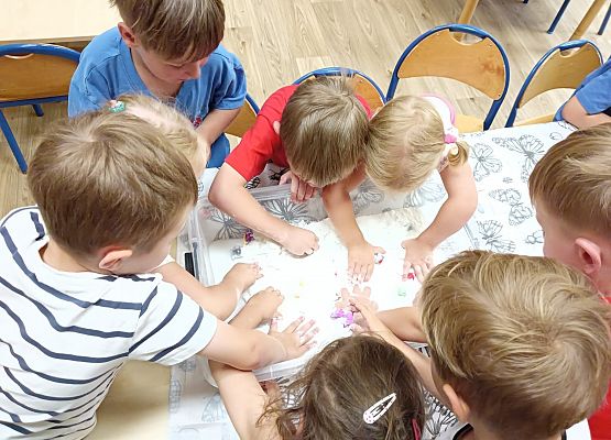 Grafika 9: 05.08.2025 Wakacyjny Klub Małego Odkrywcy – Zabawy badawcze – Tworzenie slimów