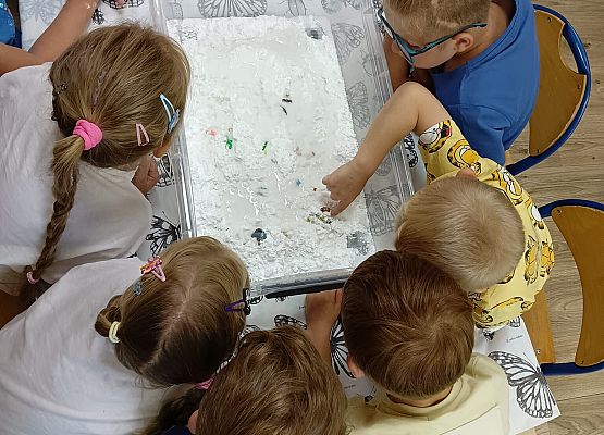 Grafika 12: 05.08.2025 Wakacyjny Klub Małego Odkrywcy – Zabawy badawcze – Tworzenie slimów